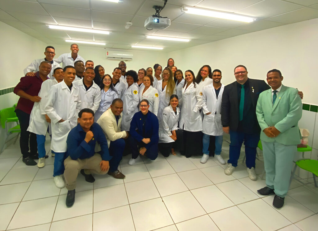 Finalistas do curso técnico em Radiologia – turma RAD09N – participaram do evento, que contou com a presença de importantes representantes da área:
Alexandro Alves, Presidente do CRTR08
Marcelo Freire, Professor e Coordenador da CORED
Agatha Luisa, TNR e Membro da CORED
Gilvan Serafim, Coordenador
Robson Oliveira, Professor
Marcos Ferreira, Professor